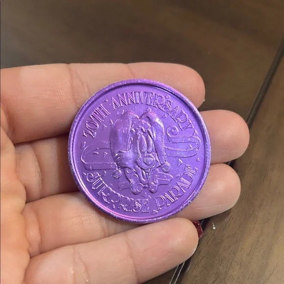 PURPLE WALT DISNEY WORLD SURPRISE PARADE 20TH ANNIVERSARY TOKEN COIN MEDALLION - Picture 5 of 5